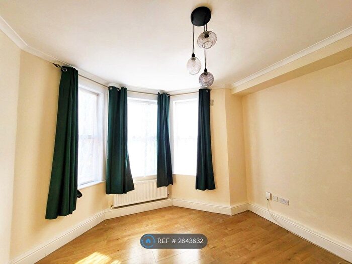 2 Bedroom Flat To Rent In Radnor Park Avenue, Folkestone, CT19