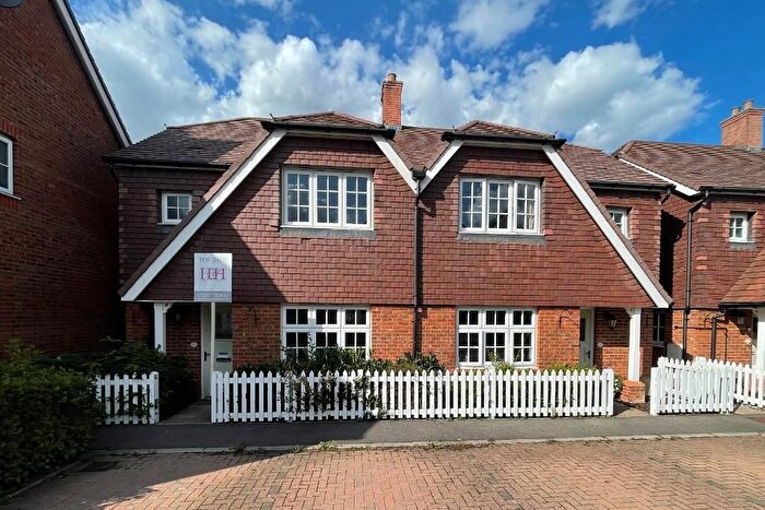 3 Bedroom Semi-detached House For Sale In Heasman Close, Marden, Kent, TN12