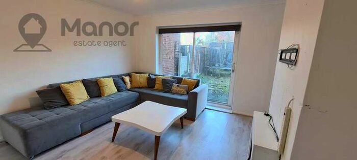 3 Bedroom Semi-Detached House To Rent In Valley Side, Chingford, E4