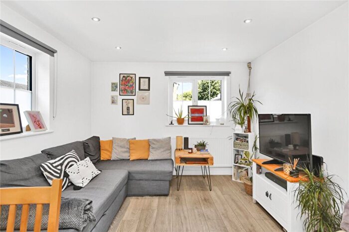 2 Bedroom Apartment To Rent In Alpine Grove, London, E9