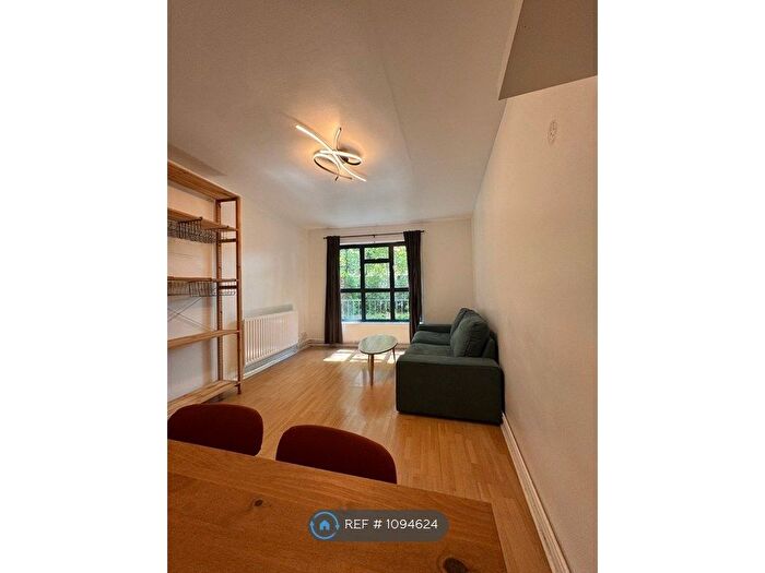 2 Bedroom Flat To Rent In Frensham Court, London, N5