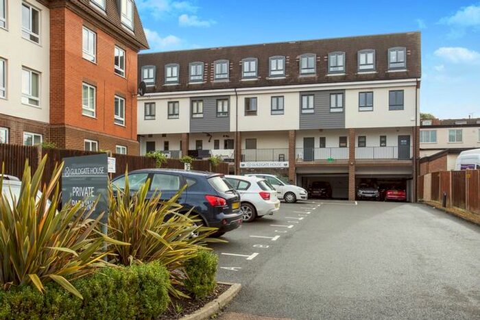 1 Bedroom Flat To Rent In High Street, Crowthorne, Berkshire, RG45