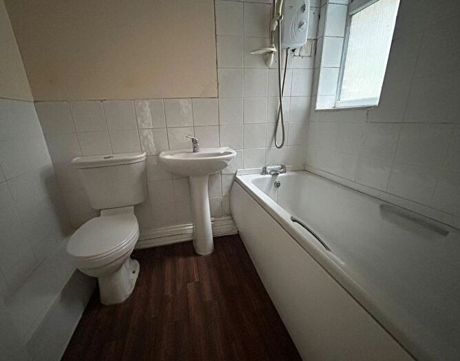 2 Bedroom Flat For Sale In Flat C, Humberstone Road, Leicester, LE5