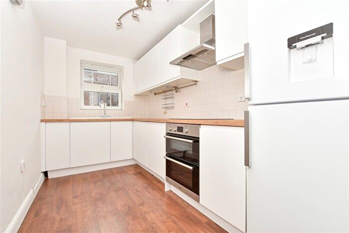 2 Bedroom Flat For Sale In Croydon Road, Beckenham, Kent, BR3