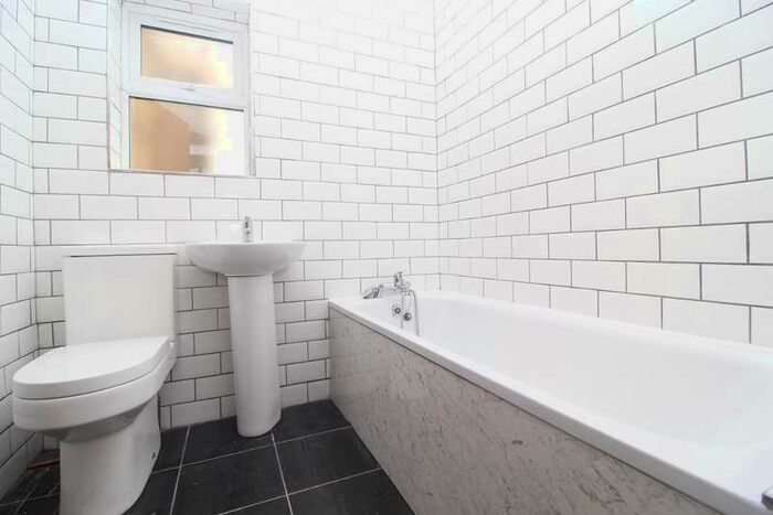 3 Bedroom Flat To Rent In Lea Bridge Road, Leyton, E10