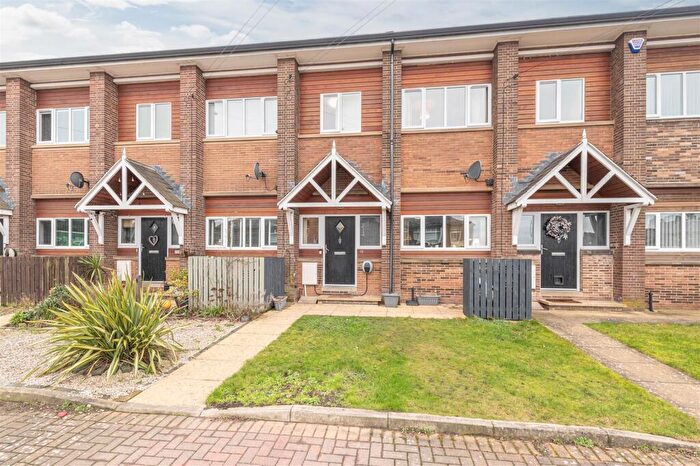 3 Bedroom Terraced House For Sale In Savile Road, Elland, HX5