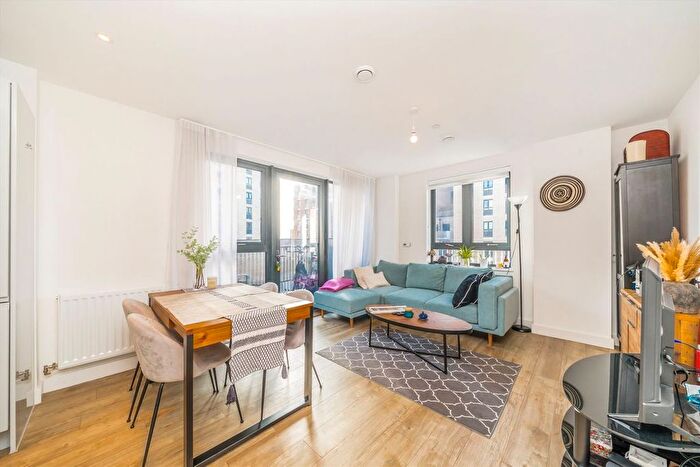 2 Bedroom Flat For Sale In Lakeside Drive, Park Royal, NW10