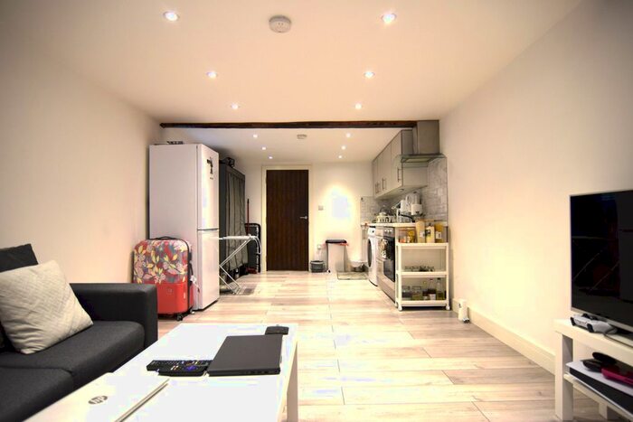 1 Bedroom Flat To Rent In Chapel Street, Billericay, Essex, CM12