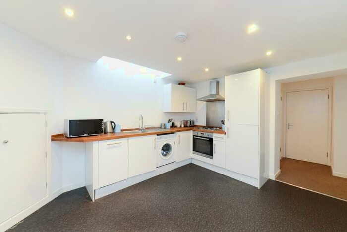3 Bedroom Flat To Rent In Friendly Street, Deptford, London, SE8