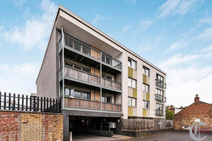 2 Bedroom Flat For Sale In Lower Clapton Road, Hackney, E5