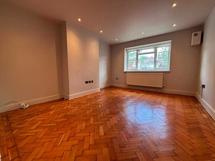 2 Bedroom Flat To Rent In Hale Lane, Mill Hill, NW7