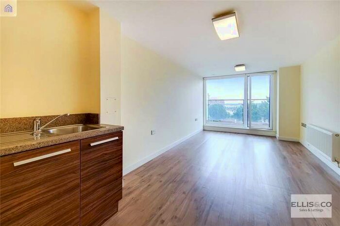 2 Bedroom Flat To Rent In The Green, Southall UB2