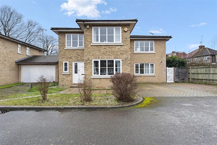6 Bedroom Detached House For Sale In Amberside Close, Isleworth, TW7