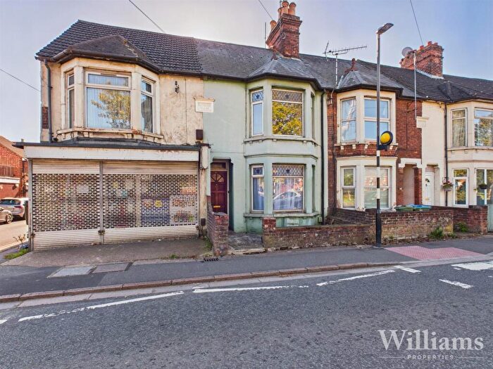 3 Bedroom Terraced House For Sale In Stoke Road, Aylesbury, HP21