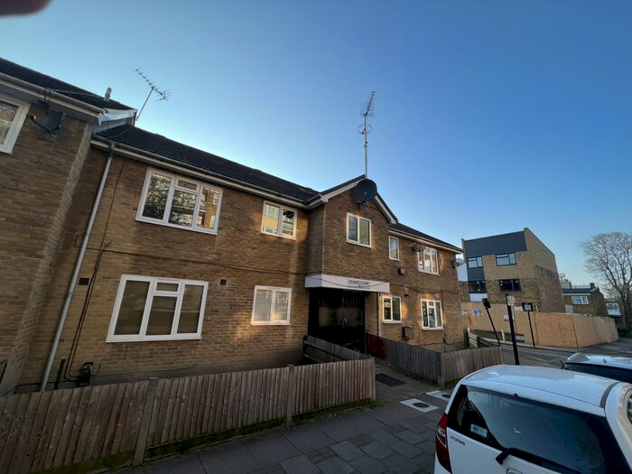 2 Bedroom Flat To Rent In Cromarty Court, St. Matthew\'s Road, London, SW2