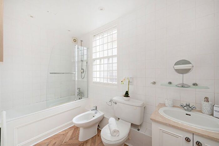 2 Bedroom Flat For Sale In De Vere Mews, Kensington, London, W8