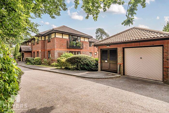 2 Bedroom Flat For Sale In Ringwood Road, Ferndown, BH22