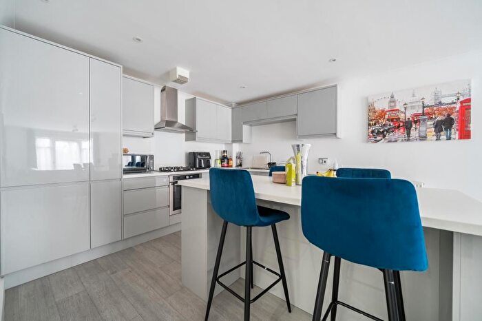 2 Bedroom Flat For Sale In Woking, Surrey, GU21