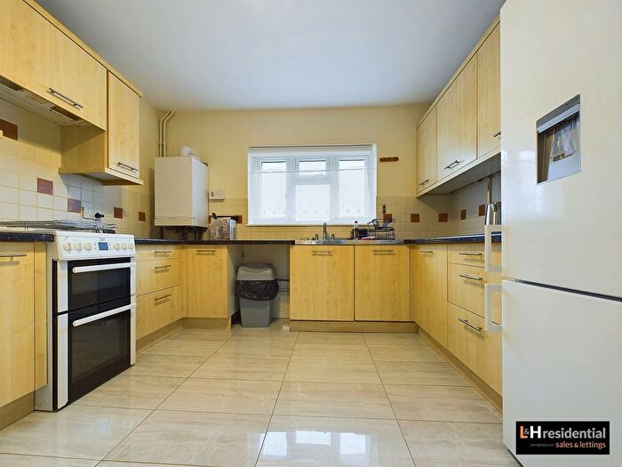 2 Bedroom Flat To Rent In Brook Road, Borehamwood, WD6