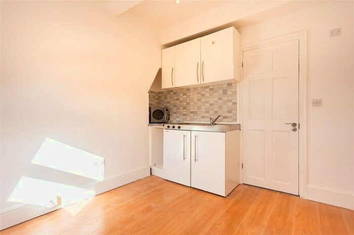 Studio To Rent In Uxbridge Road, London W12