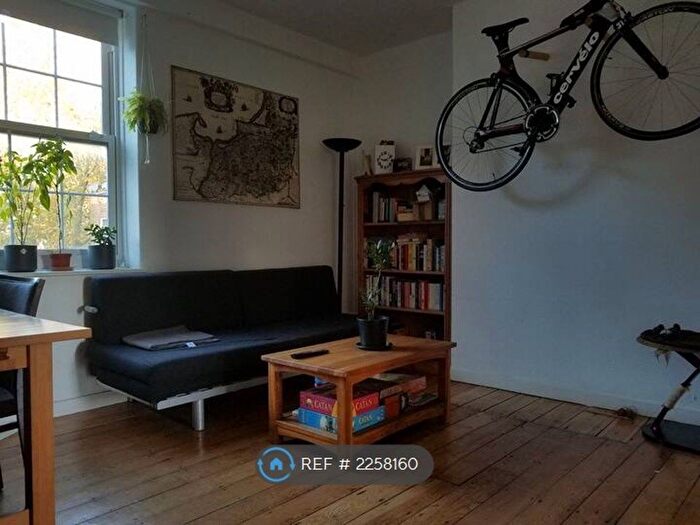 3 Bedroom Flat To Rent In London, London, SE5