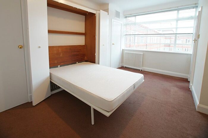 Studio To Rent In Balham High Road, London, SW17