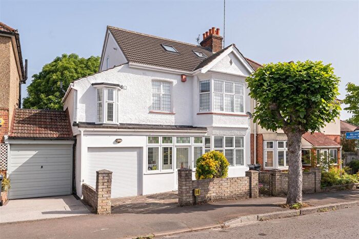 5 Bedroom Property For Sale In Reydon Avenue, Wanstead, E11