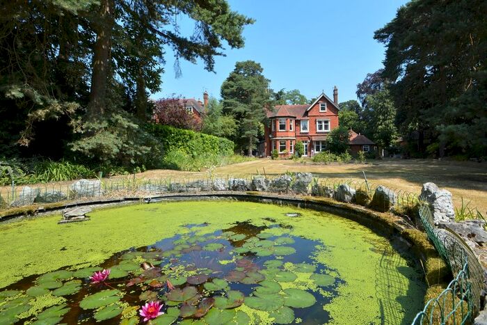 3 Bedroom Flat To Rent In Queens Road, Weybridge, KT13