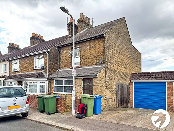 1 Bedroom Flat For Sale In Harold Road, Sittingbourne, Kent, ME10