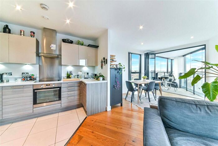 3 Bedroom Apartment For Sale In Lee Street, Hackney, London, E8