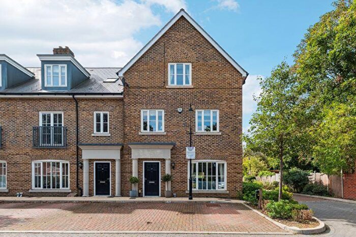 4 Bedroom End Of Terrace House For Sale In Portland Crescent, Marlow, SL7