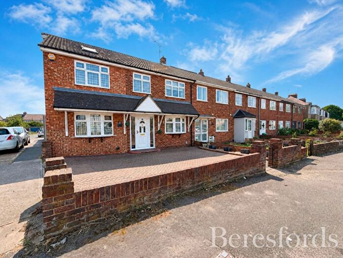 5 Bedroom Semi Detached House For Sale In South End Road, Rainham, RM13