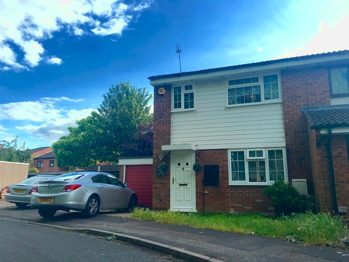 3 Bedroom Property To Rent In The Mall, Dunstable, LU5