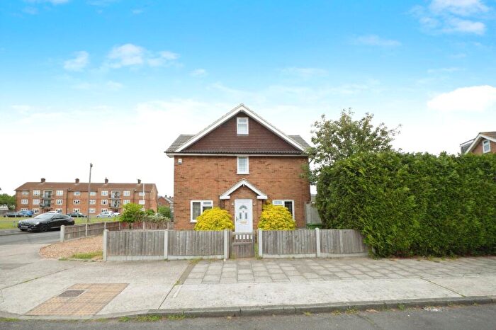 3 Bedroom Semi-Detached House For Sale In Bader Way, Rainham, Essex, RM13