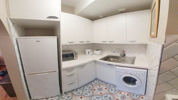 2 Bedroom Flat To Rent In East India Dock Road, London, E14