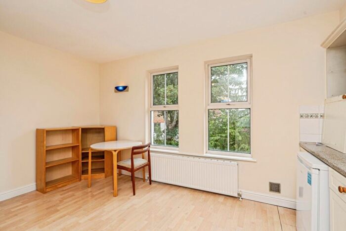 1 Bedroom Flat For Sale In Church Road, Leatherhead, Surrey, KT22