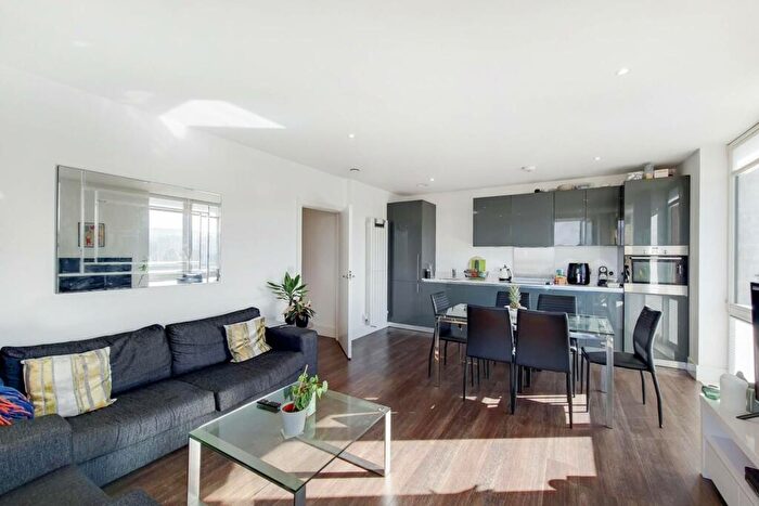 3 Bedroom Flat To Rent In Plumstead Road, Woolwich, London, SE18