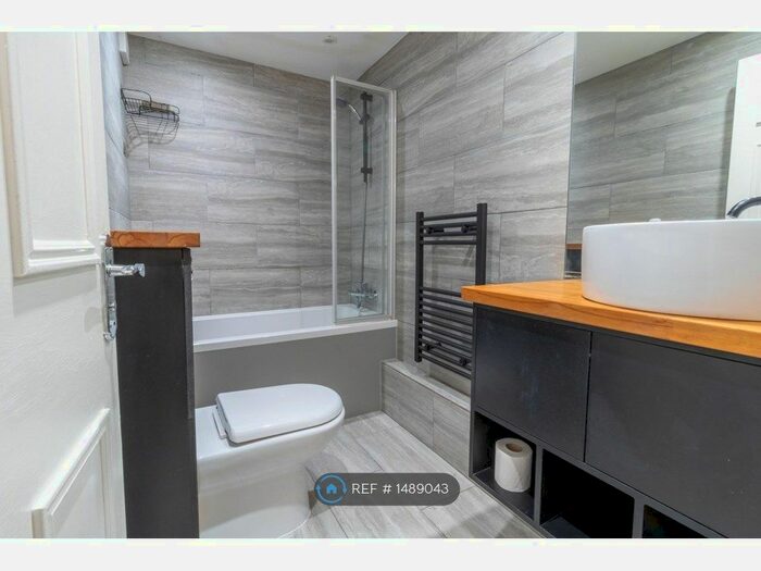 2 Bedroom Flat To Rent In Searles Road, London, SE1