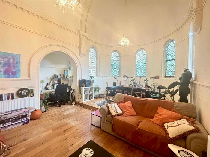 2 Bedroom Flat To Rent In Florence Court, North Road, Hertford, SG14