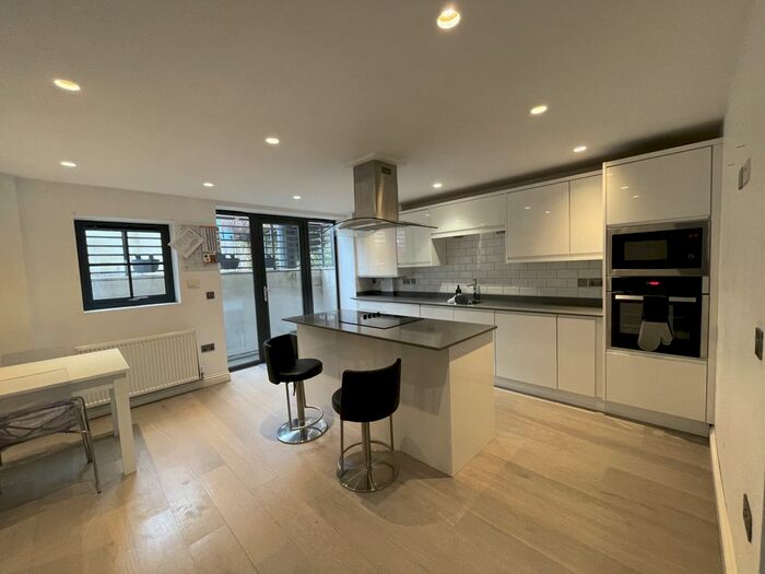 2 Bedroom Property To Rent In George Street, Hull, Yorkshire, HU1