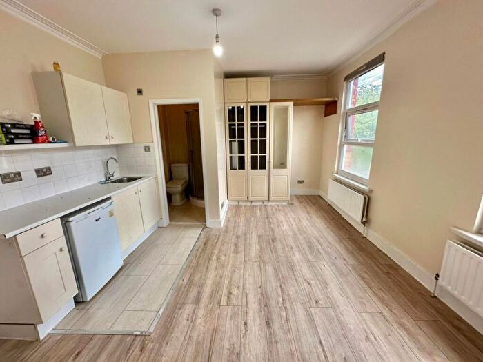 Studio To Rent In Grove Park Road, N15