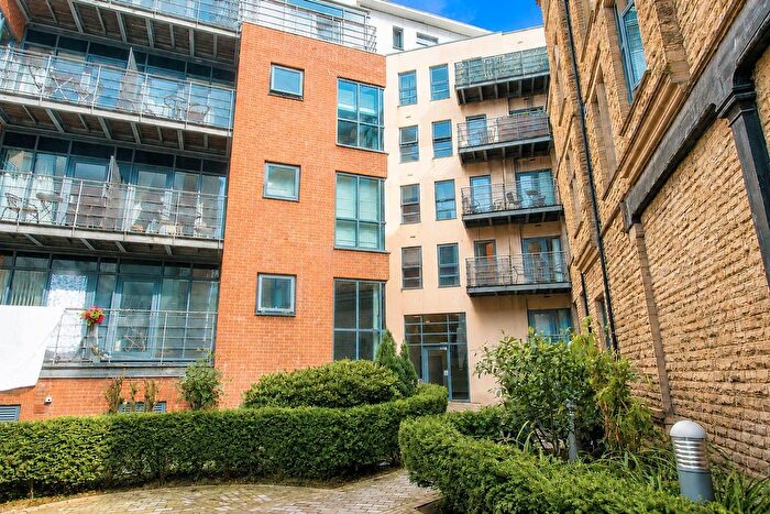 2 Bedroom Flat To Rent In Waterloo Court, Leeds, LS10