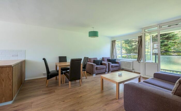 2 Bedroom Flat To Rent In Churchill Gardens, London, SW1V