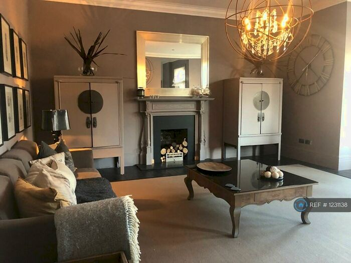 2 Bedroom Flat To Rent In The Drive, Hove, BN3