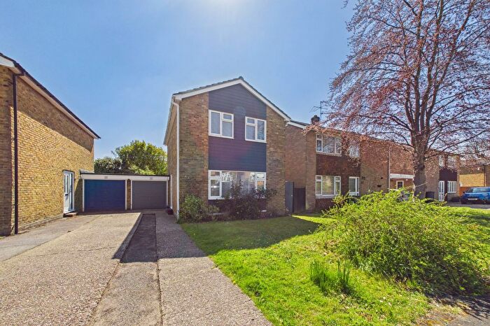 3 Bedroom Link Detached House For Sale In Ashbourne Close, Ash, Aldershot, Surrey, GU12