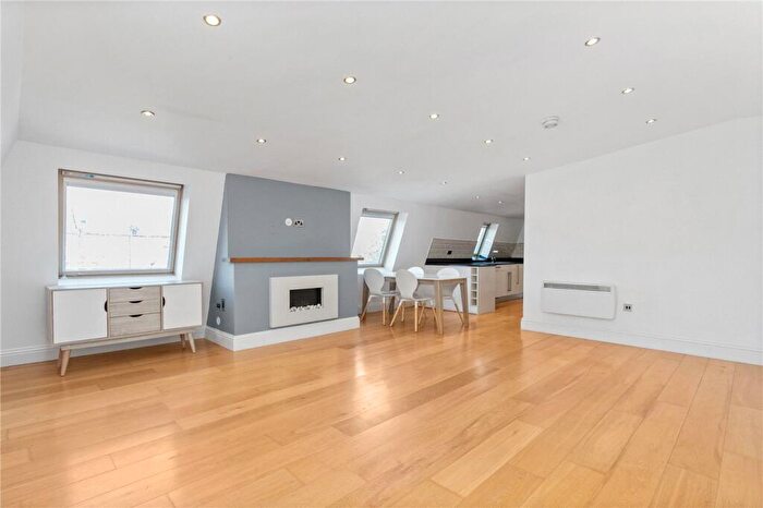 2 Bedroom Apartment For Sale In Hazelwood Lane, London, N13