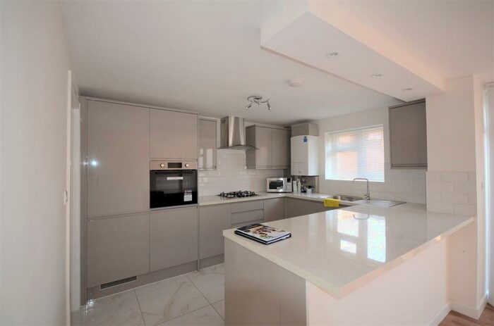 3 Bedroom Semi-Detached House To Rent In Cotswold Close, Slough, SL1