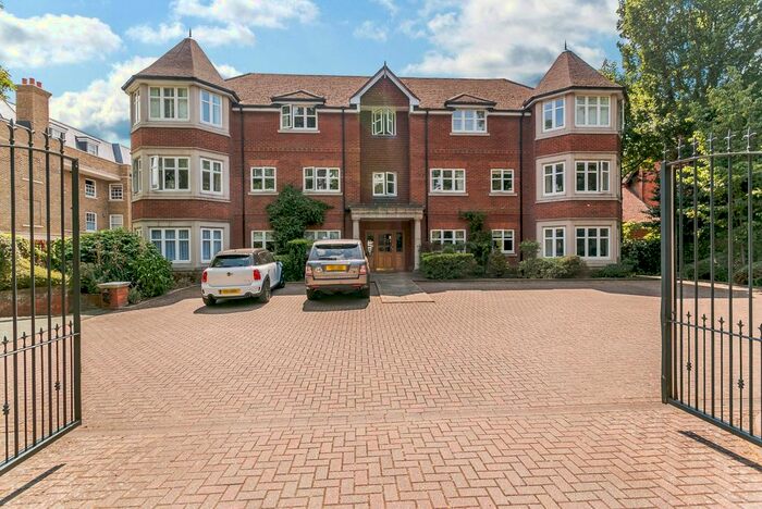 2 Bedroom Flat To Rent In Warbeck House, Queens Road, Weybridge, KT13