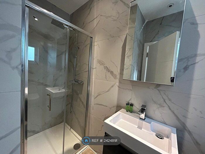 3 Bedroom Flat To Rent In Station Road, London, NW4
