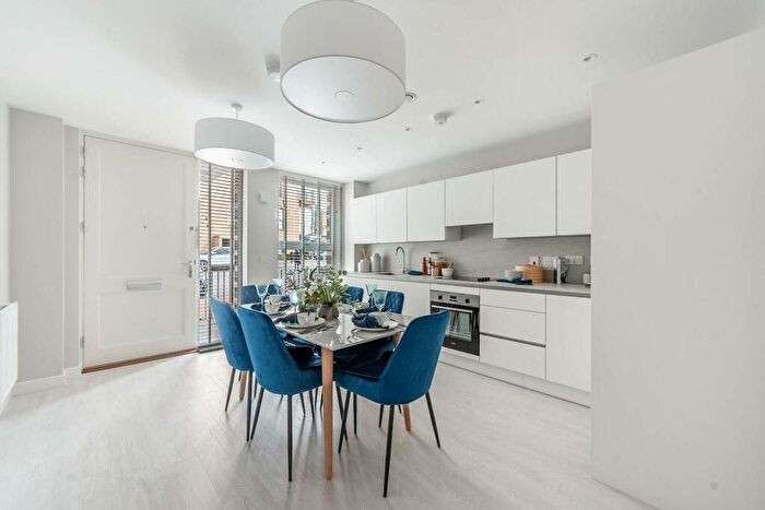 3 Bedroom Flat To Rent In Tern Apartments, Hendon Waterside, NW9